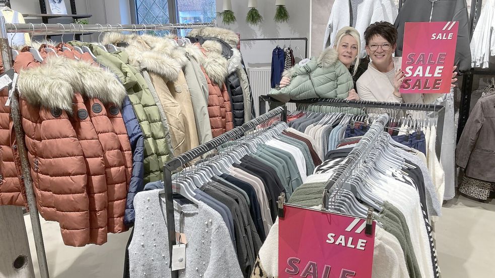 Das Bild zeigt die Modeberaterinnen Tanja Peleikis und Heidi Hillmer-Bloem. Auch Winterjacken sind an diesem Wochenende reduziert. Fotos: privat
