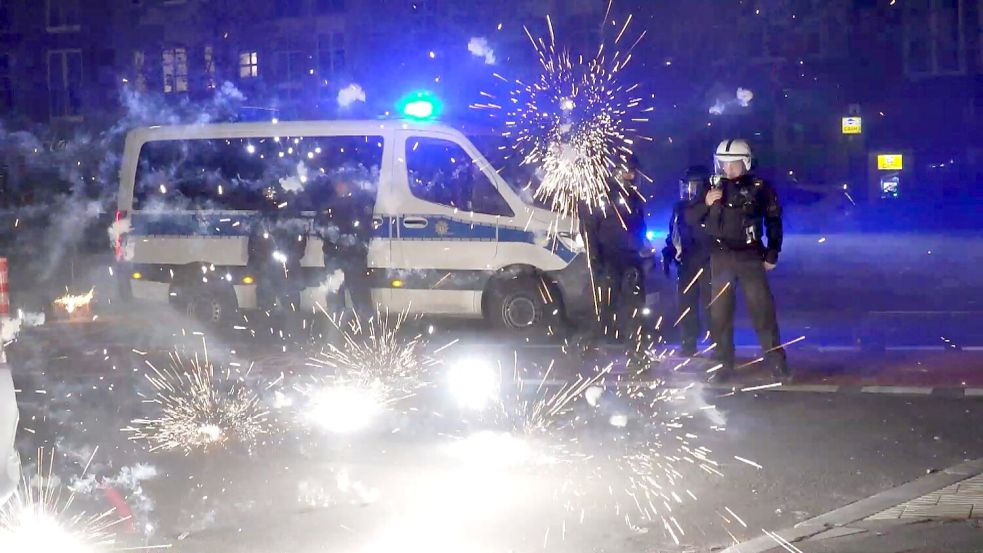 Die Statistik zu Gewalt gegen Polizeibeamte zeigt: Mehr als 83 Prozent der Tatverdächtigen sind männlich. (Symbolbild) Foto: Julius-Christian Schreiner