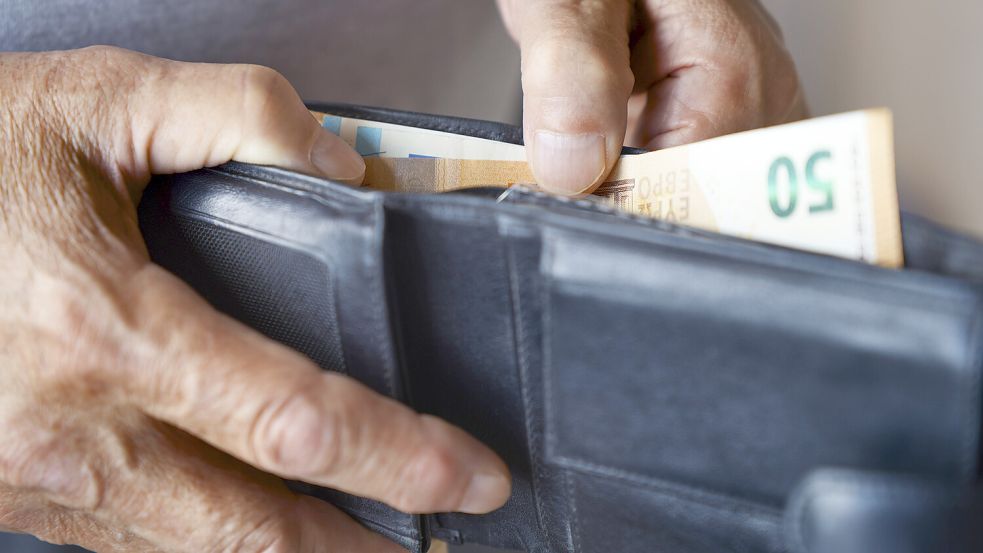 Das Gehalt könnte für manche Beamte kommenden Monat geringer ausfallen. Foto: IMAGO/Westend61