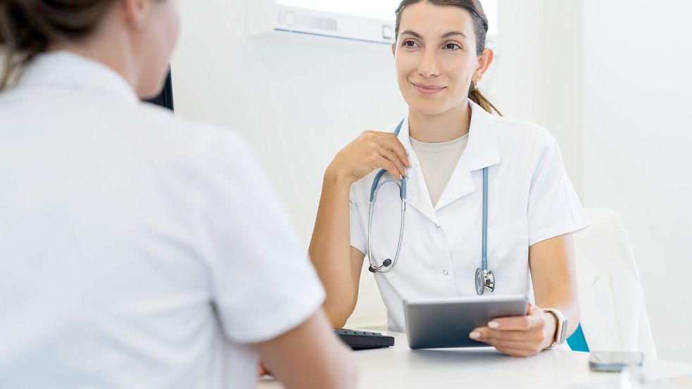 Drei bis vier Euro für jeden Arztbesuch: Das schlägt der Chef der niedergelassenen Ärzte, Andreas Gassen, vor. Foto: IMAGO/Westend61