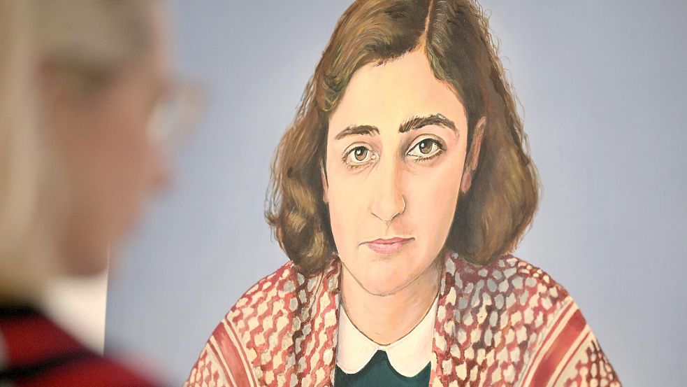 17.12.2025, Brandenburg, Potsdam: Das Potsdamer Fluxus-Museum zeigt in seiner Ausstellung «Comune - Das Paradox der Ähnlichkeit im Nahostkonflikt» ein Gemälde, auf dem das Holocaustopfer Anne Frank mit Kufiya, auch «Palästinensertuch» genannt, gezeigt wird. Die israelkritische Ausstellung hat dadurch eine Diskussion ausgelöst. Foto: Michael Bahlo/dpa - ACHTUNG: Nur zur redaktionellen Verwendung im Zusammenhang mit einer Berichterstattung über die Ausstellung und nur mit vollständiger Nennung des vorstehenden Credits +++ dpa-Bildfunk +++ Foto: Michael Bahlo