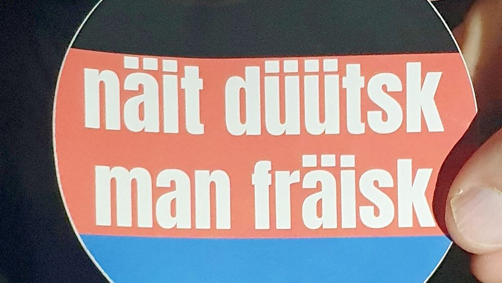 „Nicht deutsch, sondern friesisch!“ Die Botschaft der Gruppe ist klar. Foto: Tjark Allena