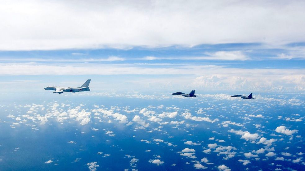 Kampfflugzeuge der chinesischen Volksbefreiungsarmee während einer gemeinsamen Kampfübung. China hat ein neues Manöver um Taiwan gestartet. (Archivbild). Foto: Li Bingyu/Xinhua/dpa