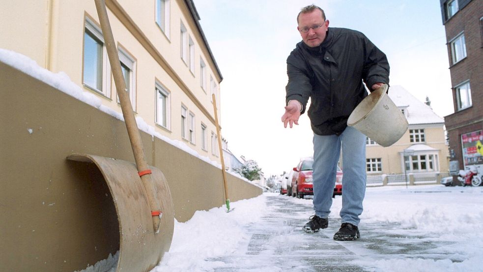Viele Eigentümer sind ihrer Streu- und Räumpflicht in den vergangenen Tagen nicht genügend nachgekommen. Die Folge: spiegelglatte Gehwege. Foto: Imaogo Images/teutopress