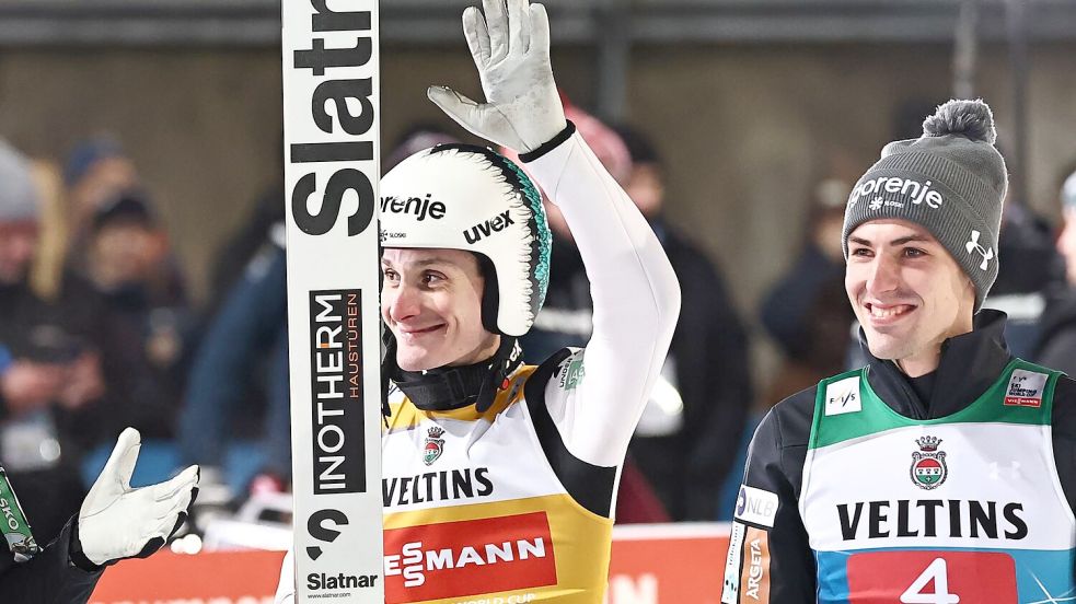 Domen Prevc (l) freut sich über den Sieg, sein Landsmann Timi Zajc wird später disqualifiziert. Foto: Daniel Karmann