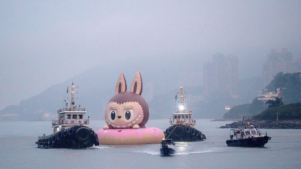 So sieht ein Labubu aus: Hier als große aufblasbare Figur in Hongkong. (Archivbild) Foto: Vernon Yuen