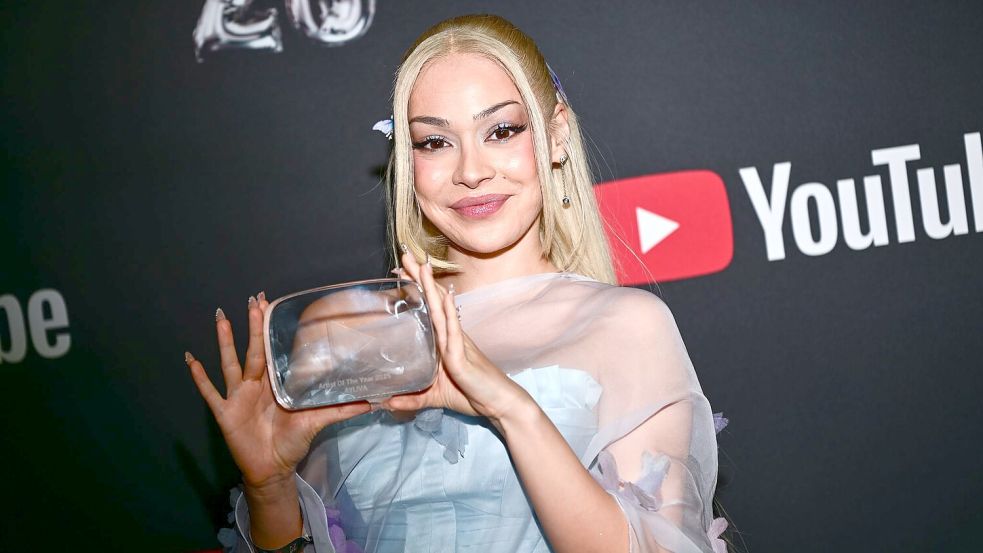 Ayliva mit ihrer Auszeichnung in der Kategorie „Artist Of The Year“ bei den YouTube Music Awards. (Archivbild) Foto: Sebastian Christoph Gollnow/dpa