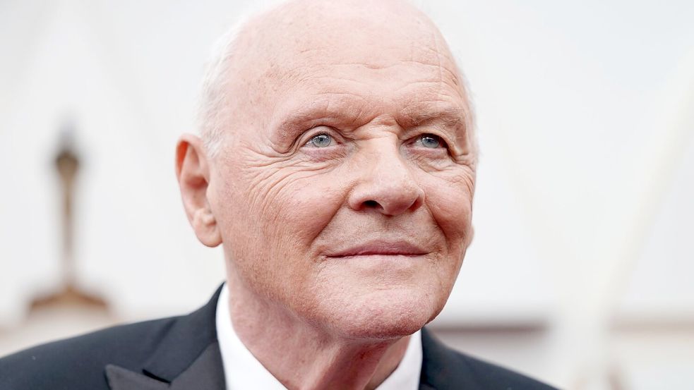 Anthony Hopkins schaute vor 50 Jahren das letzte Mal zu tief ins Glas und wäre danach fast gestorben. (Archivbild) Foto: Jae C. Hong/Invision/AP/dpa