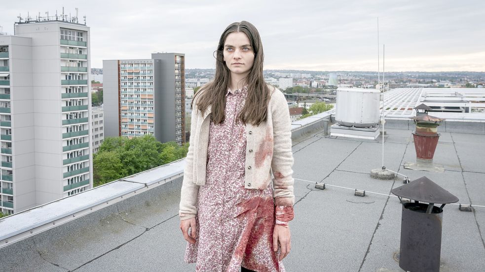 Amanda (Emilie Neumeister) ist völlig verstört aufs Dach des Kommisariats geflüchtet. „Tatort: Nachtschatten“ läuft am Neujahrstag um 20.15 Uhr im Ersten und in der ARD Mediathek. Foto: © MDR/MadeFor/Steffen Junghans