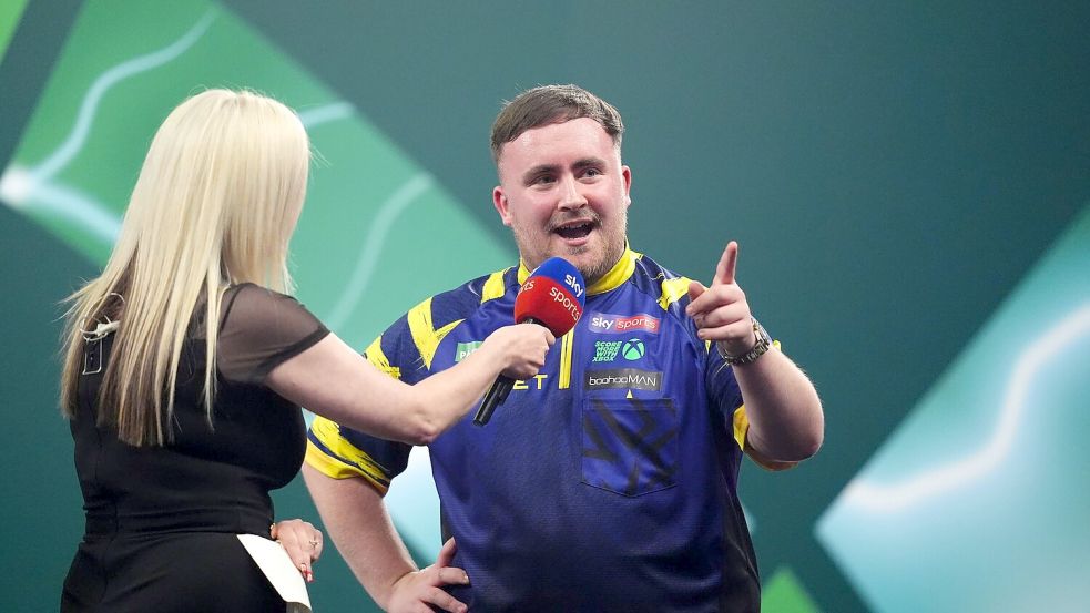 Grüße an die Fans: Weltmeister Luke Littler reagiert auf Buhrufe. Foto: John Walton