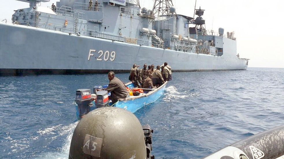 Marinesoldaten der Fregatte „Rheinland-Pfalz“ verfolgen im Golf von Aden in Ostafrika ein Boot mit Piraten. Durch den Schutz der Handelsschiffe ist die wichtige Schiffsroute durch den Suezkanal wieder weitgehend sicher. Doch weltweit bleibt Piraterie ein Problem. Foto: Bundeswehr/PIZ Djibouti/Bundeswehr/dpa