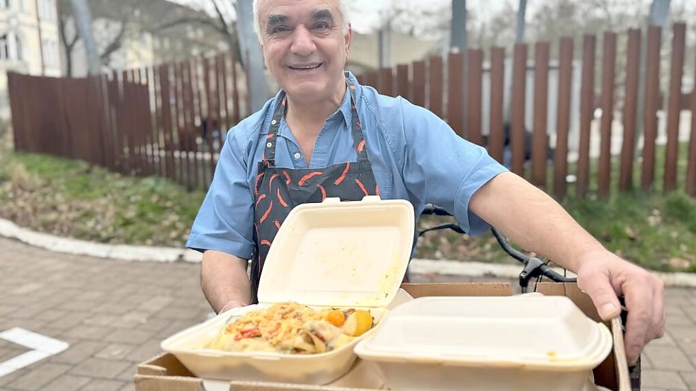 Djahan Bahrainian gibt gerne Essen an Andere. Foto: Björn Meyer