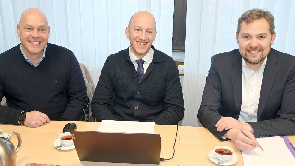 Unter notarieller Aufsicht von Immo Radtke wurden die diesjährigen Gewinner der Weihnachtskation des Gewerbevereins „Rhauderfehn … hat alles!“ ermittelt. Das Foto zeigt (von links) Karsten Berg und Thies Kruse vom Gewerbeverein sowie Notar Immo Radtke. Fotos: Holger Weers