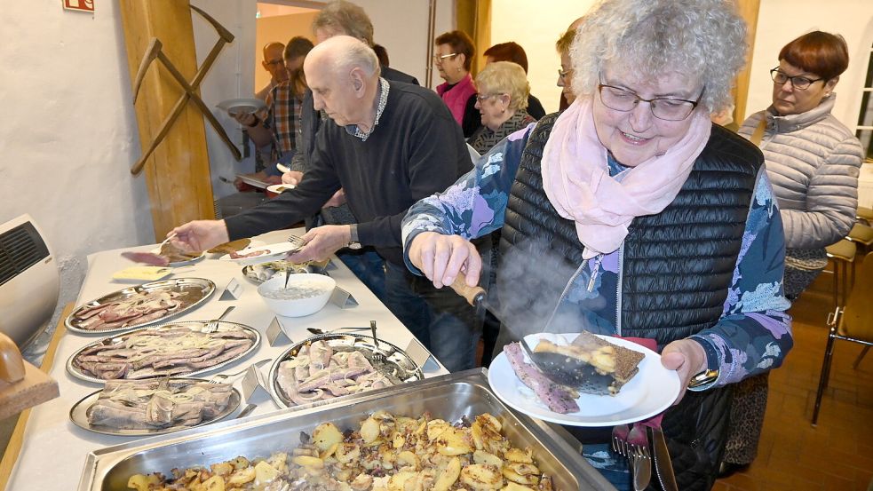 Zahlreiche Fischliebhaber strömten am Montagabend in die festlich geschmückte Idafehner Mühle, um beim traditionellen „Heringseten tüsken de Jahren“ des Möhlenkring Idafehn verschiedene Spezialitäten zu genießen. Foto: Holger Weers