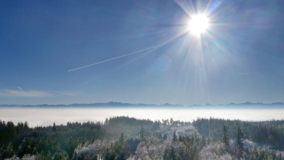 Laut einer vorläufigen Auswertung des DWD geht 2025 als eines der fünf sonnigsten Jahre seit 1951 in die Bilanz ein. (Archivbild) Foto: Karl-Josef Hildenbrand