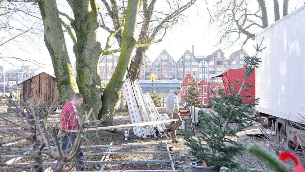 Der Abbau geht an den Nebenanlagen des Weihnachtsmarktes langsam los. Foto: Bodo Wolters