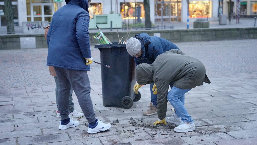 Die Ahmadiyya-Gemeinde aus Osnabrück trifft sich seit Jahren an Neujahr, um den Müll aus der Silvesternacht aufzuräumen. Foto: Niels Wagner