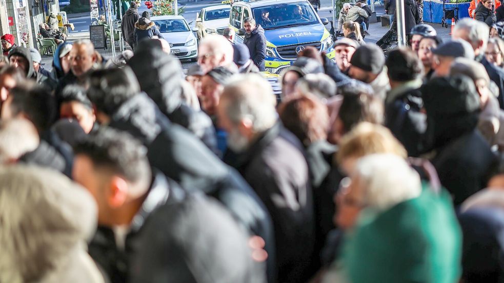 Viele besorgte Kunden warten vor der Sparkassenfiliale in Gelsenkirchen, in deren Tresorraum eingebrochen wurde. Foto: Christoph Reichwein