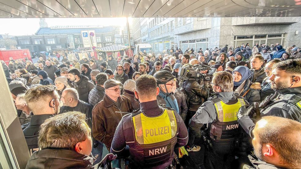 Nach dem Einbruch in den Tresorraum der Bank fordern besorgte Kunden Informationen. Foto: Christoph Reichwein