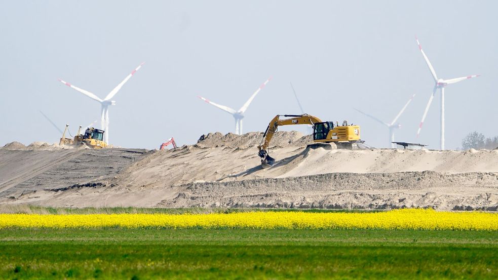 Die Landesschutzdeiche in Schleswig-Holstein werden zu sogenannten Klimadeichen ausgebaut. (Archivbild) Foto: Marcus Brandt