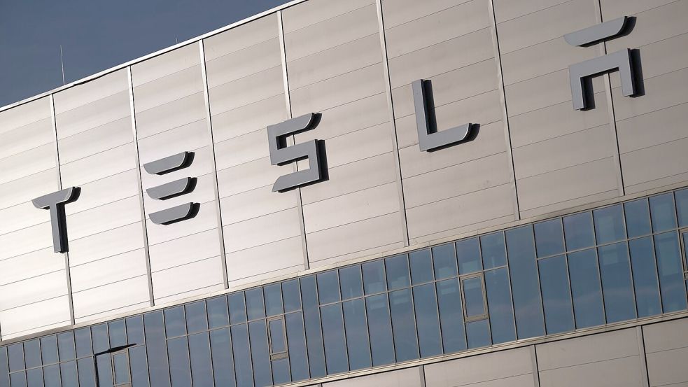 Der Werksleiter der Tesla-Fabrik in Grünheide, André Thierig, zeigt sich zuversichtlich für das Jahr 2026. (Archivbild) Foto: Sebastian Gollnow