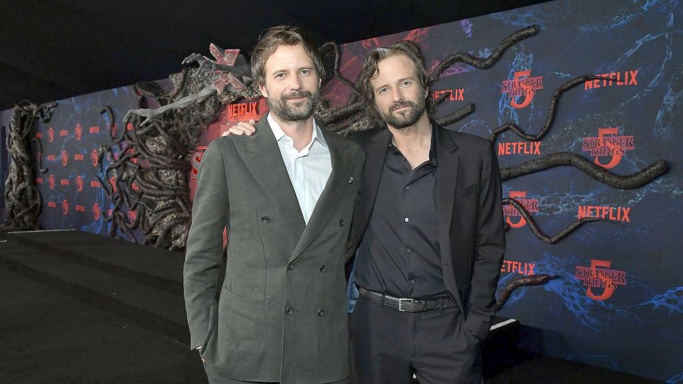 Die 41 Jahre alten Zwillingsbrüder Matt (links) und Ross Duffer sind die Schöpfer der Netflix-Kultserie „Stranger Things“. (Archivbild) Foto: -/Netflix/dpa
