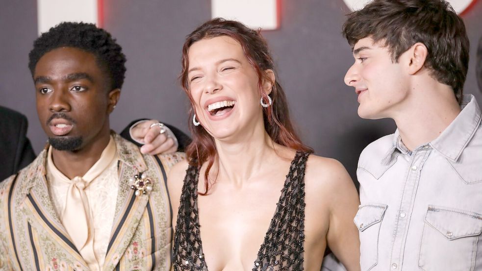 Sind auch einfach im Laufe der Serie erwachsen geworden: Caleb McLaughlin (24), Millie Bobby Brown (21) und Noah Schnapp (21). (Archivbild) Foto: Andrew Park/Invision/AP/dpa