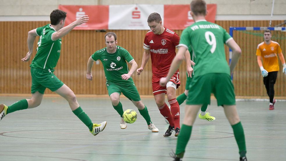 Benjamin Geus (Zweiter von links) traf als 41-Jähriger in jedem Spiel. Seine Heisfelder und TuRa 07 kamen weiter. Foto: Hans Damm
