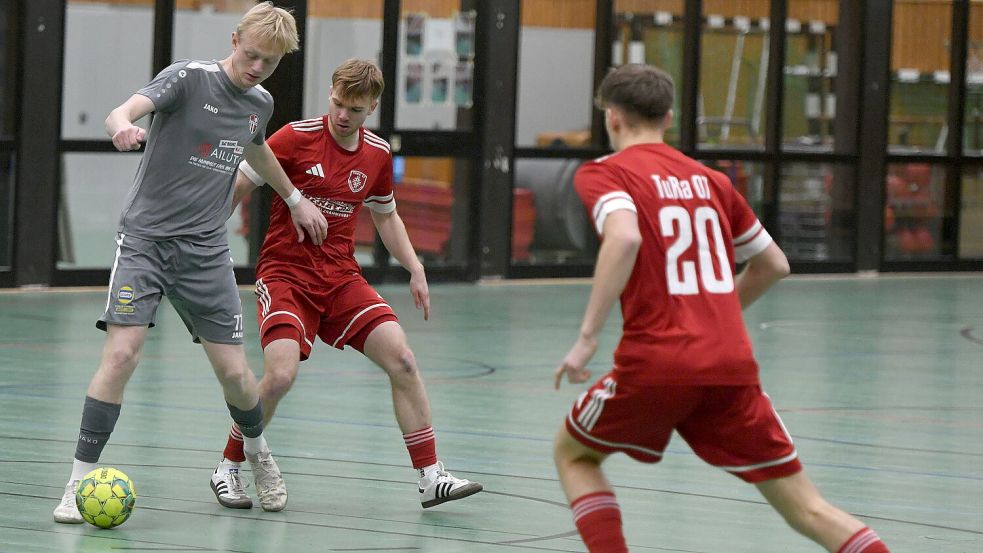 Der SV Holtland/Brinkum (am Ball) schied aus, TuRa 07 Westrhauderfehn kam weiter. Foto: Hans Damm