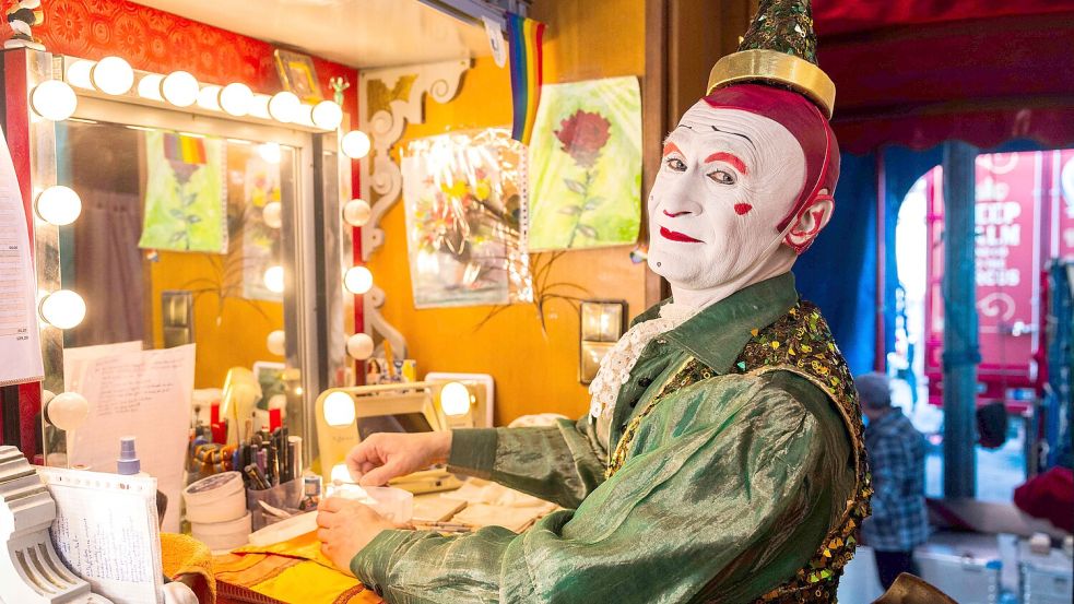 Fulgenci Mestres Bertran bringt als Weißclown Gensi Poesie in die Roncalli-Manege. Foto: André Havergo