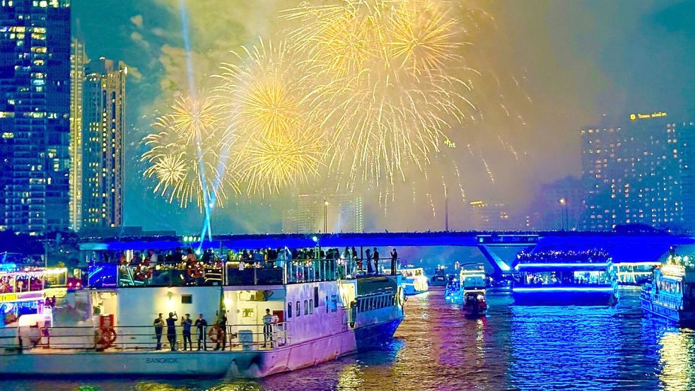 In Bangkok steht der Fluss Chao Phraya traditionell im Zentrum der Silvesterfeiern. (Archivbild) Foto: Carola Frentzen/dpa
