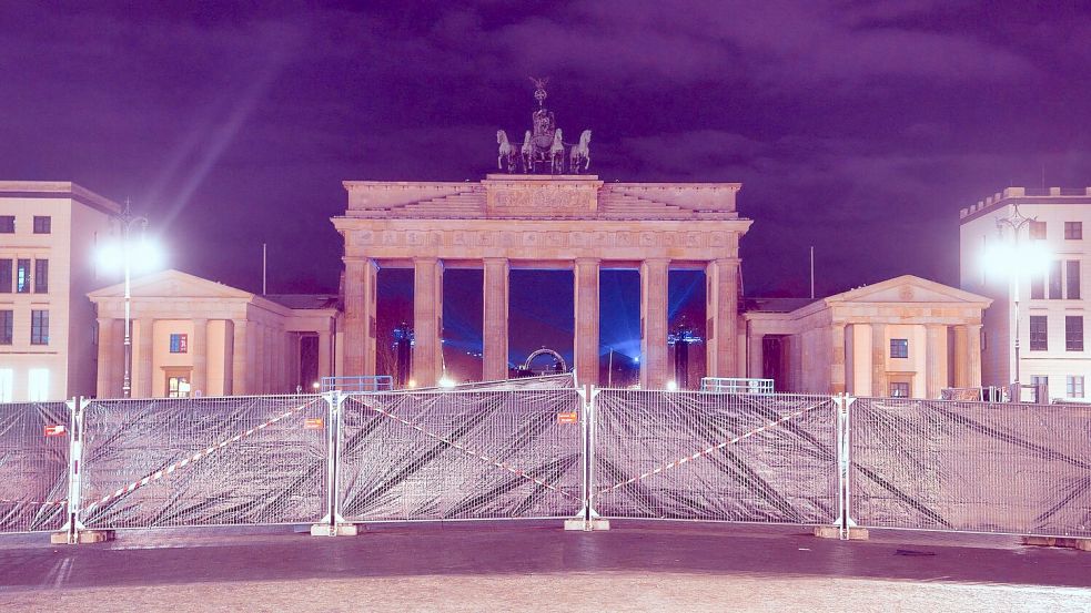 Auch am Brandenburger Tor findet am Abend eine Party statt - aber die traditionelle ZDF-Silvestershow wird diesmal aus der Hafencity in Hamburg übertragen. Foto: Paul Zinken