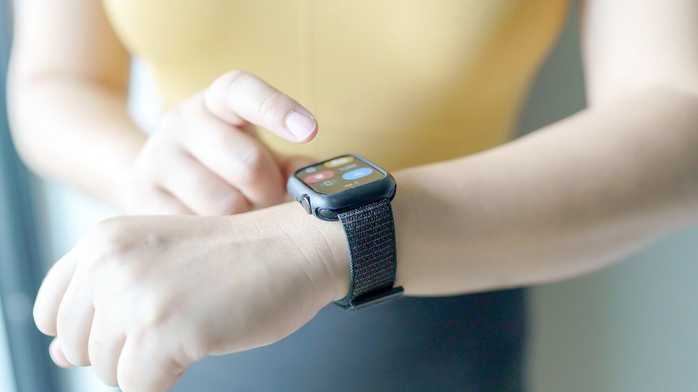 Um das Anzeigen der Uhrzeit geht es bei Smartwatches nur noch am Rande. Foto: Picture alliance/Sirijit Jongcharoenkulchai