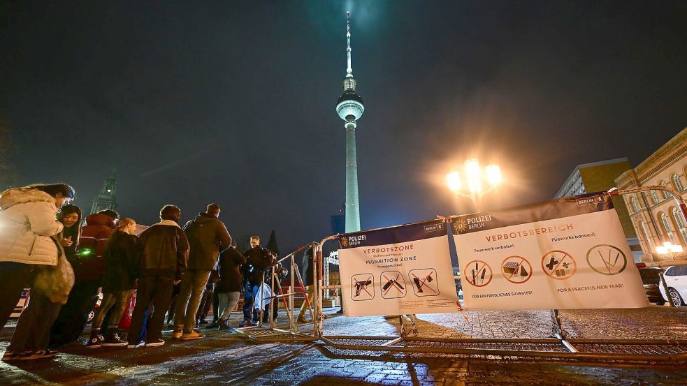Auf dem Alexanderplatz in Berlin sind Feuerwerk und Böller verboten. Foto: Sebastian Christoph Gollnow/dpa
