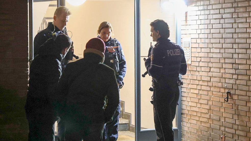 Die Polizei nahm den tatverdächtigen Jugendlichen noch vor Ort fest. Foto: BlaulichtRheinlandNRW