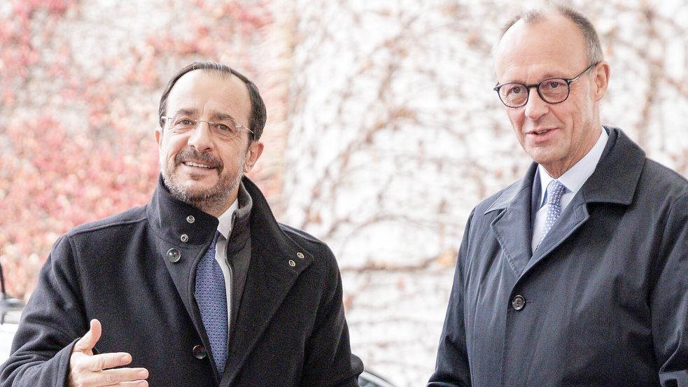 Die Regierung unter Präsident Nikos Christodoulides, hier mit Kanzler Friedrich Merz, wird in den nächsten Monaten eine Schlüsselrolle in der EU spielen. (Archivbild) Foto: Carsten Koall/dpa