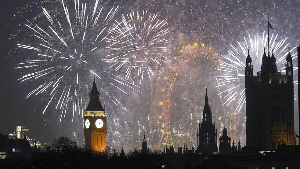Mehr als Hunderttausend Menschen haben das neue Jahr mit einem Mega-Feuerwerk in London begrüßt. Foto: Alberto Pezzali/AP/dpa