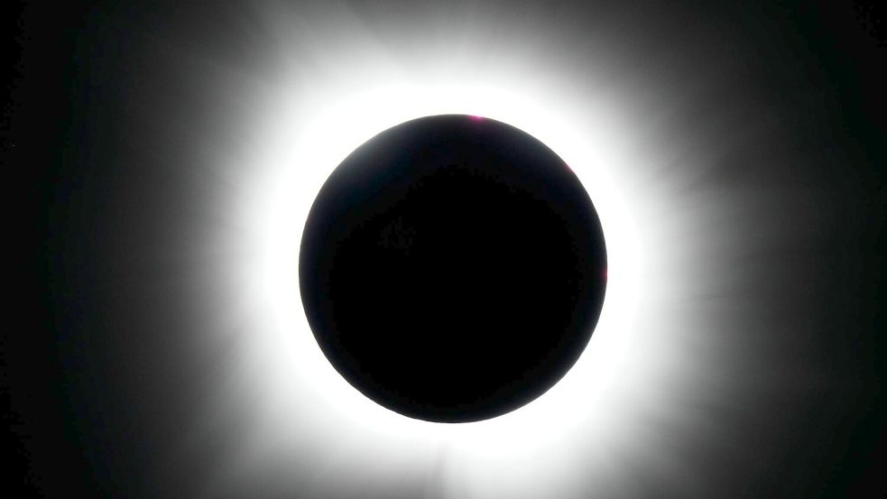 Eine totale Sonnenfinsternis ist ein beeindruckendes Schauspiel. (Illustration) Foto: Julio Cortez/AP/dpa