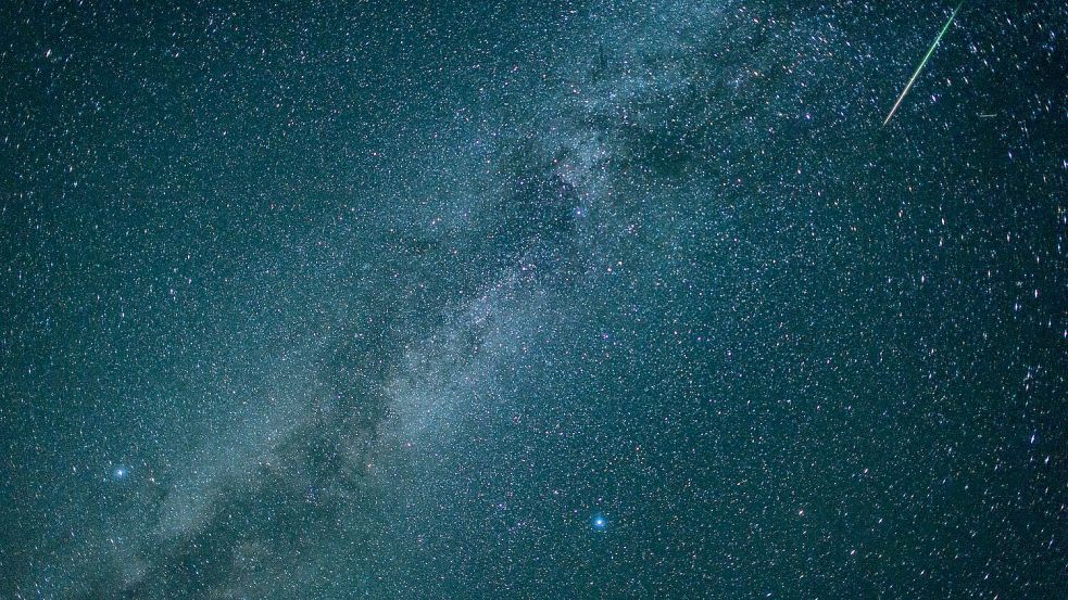 Sternschnuppen sorgen für Unterhaltung. (Illustration) Foto: Matthias Balk/dpa