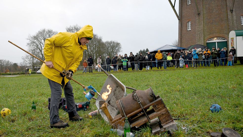 Die Deckel flogen auch dieses Mal an der Mühle in Holtland weit. Foto: Melchert Stromann