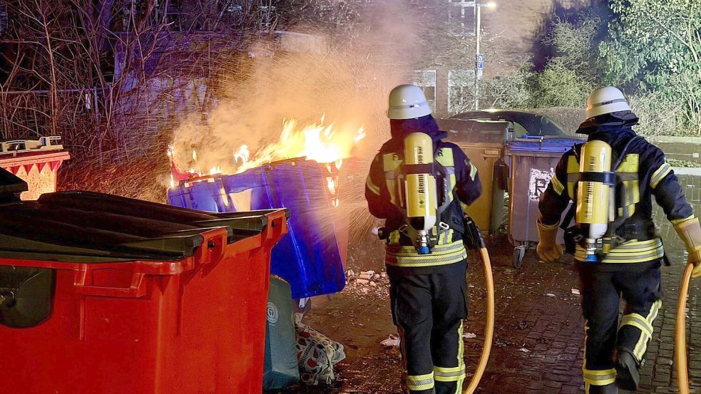 Am Jan-ten-Doornkaat-Koolman-Platz mussten die Einsatzkräfte der Freiwilligen Feuerwehr Norden einen brennenden Müllcontainer löschen. Foto: Feuerwehr Norden