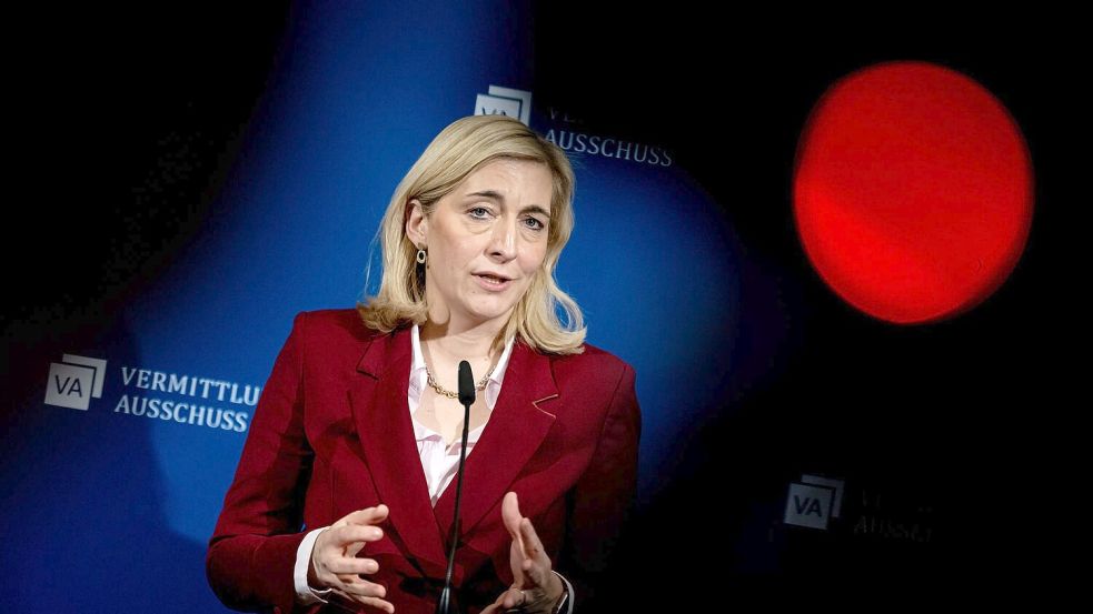 Gesundheitsministerin Nina Warken (CDU) steht ein arbeitsreiches Jahr bevor: Sie hat umfassende Reformen für die Finanzierung des Gesundheitssystems angekündigt, um die Kosten in den Griff zu bekommen. (Archivbild) Foto: Fabian Sommer/dpa