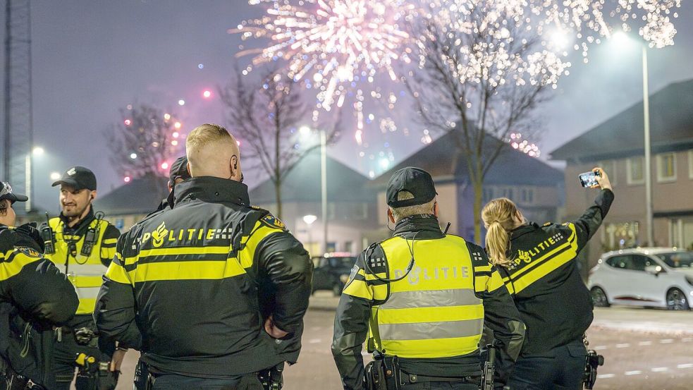 In einigen niederländischen Städten wurde die Polizei mit Böllern beworfen. Foto: Laurens Niezen