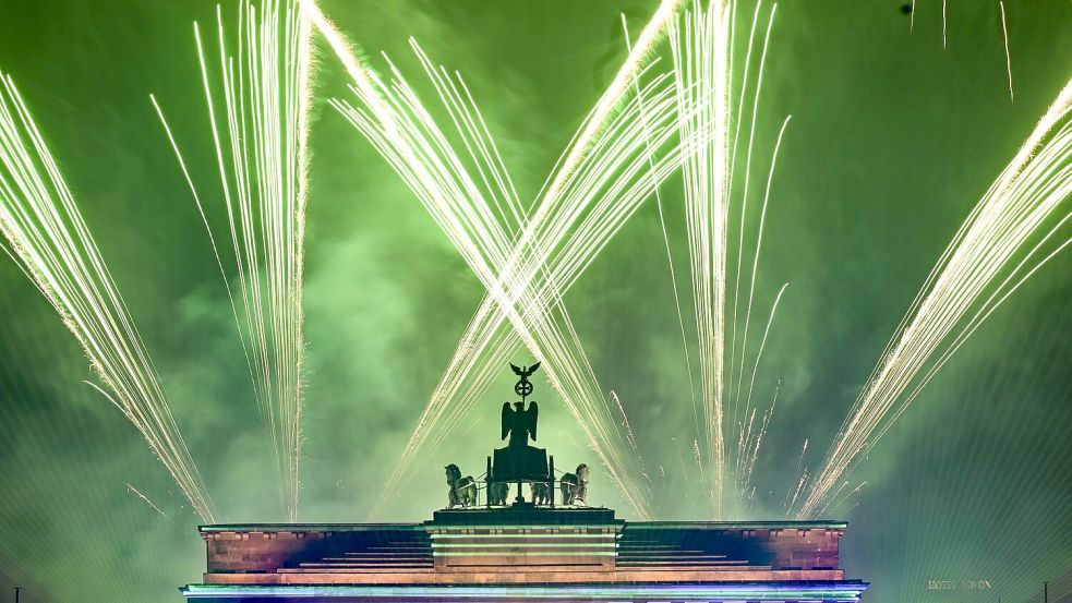 In Berlin feierten Tausende in das neue Jahr hinein. Foto: Britta Pedersen/dpa