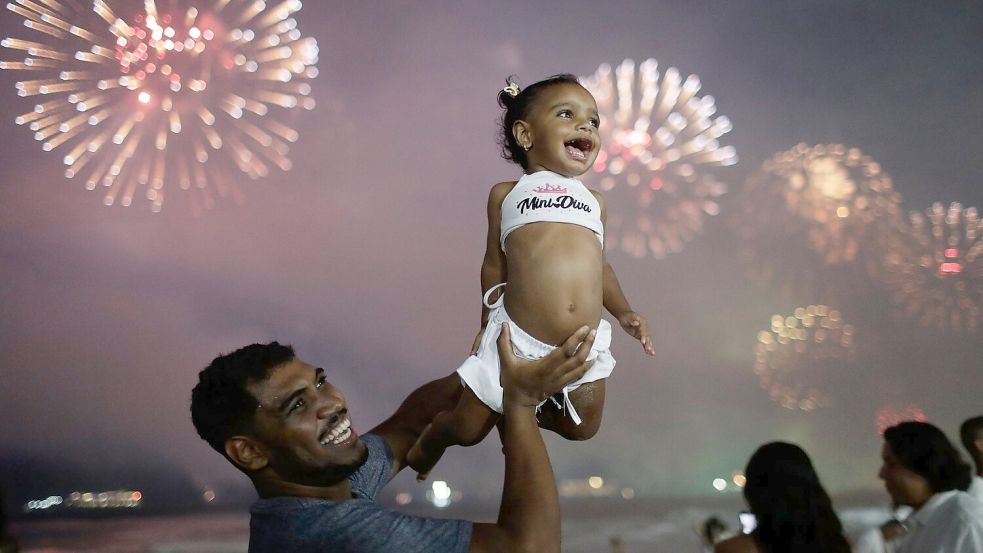 Groß und Klein feierten an der Copacabana. Foto: Bruna Prado/AP/dpa
