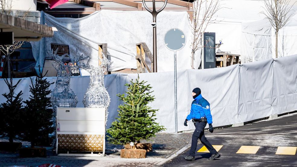 Die betroffene Bar ist wegen der Ermittlungen abgesperrt. Foto: Jean-Christophe Bott/KEYSTONE/dp