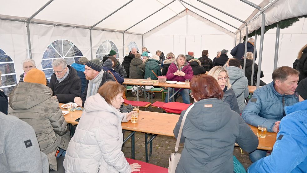 Der Möhlenkring Rhaude-Holte hatte vorgesorgt und vor der Mühle ein großes Zelt aufgebaut. Dadurch waren die zahlreichen Besucher vor dem Regen ausreichend geschützt und konnten so die kulinarische ostfriesische Köstlichkeit „Speckendicken“ sowie heiße Getränke in aller Ruhe genießen. Fotos: Holger Weers