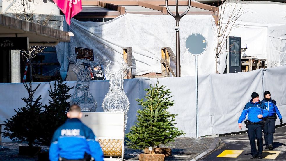 Das Gebiet um die Bar bleibt weiträumig abgesperrt. Foto: Jean-Christophe Bott/KEYSTONE/dp