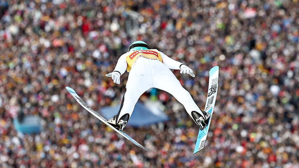 Domen Prevc glänzt vor voller Kulisse. Foto: Daniel Karmann