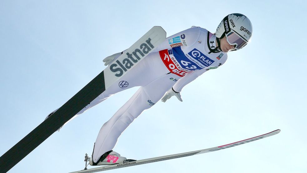 Nika Prevc springt in Oberstdorf. Foto: Karl-Josef Hildenbrand